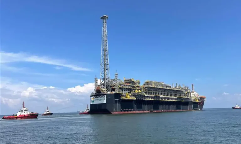 plataforma_da_petrobras_que_reforcara_o_pre-sal_deixa_singapura04