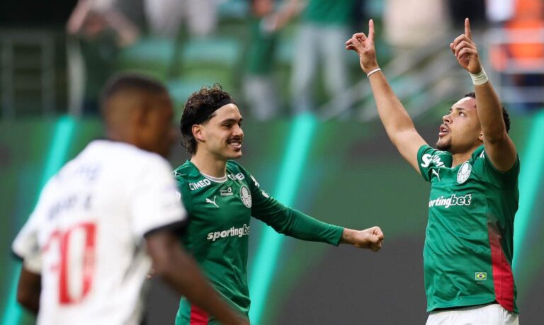 palmeiras_goleia_vasco_e_volta_a_abrir_frente_no_brasileirao_4_a_1